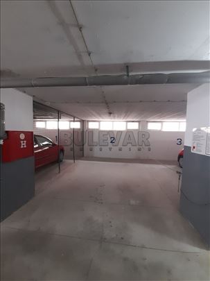 Izdaje se garažno mesto u podzemnoj garaži, 18m2