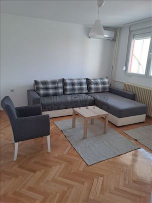 Izdaje se stan na Bulevaru, preko puta Zone III, 5