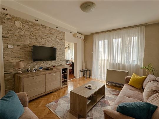 Kompletno renoviran, 2.0 stan,56m2, ugao Gandijeva