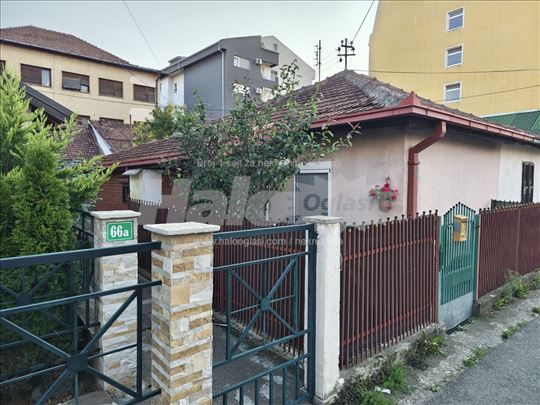 Prodajem kuću u centru grada