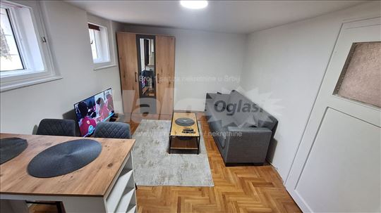 Renoviran stan u mirnom delu Zemuna