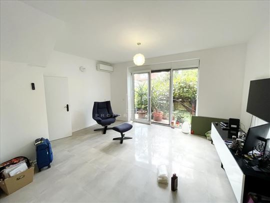 Senjak, porodična kuća sa dvorištem ID#4056