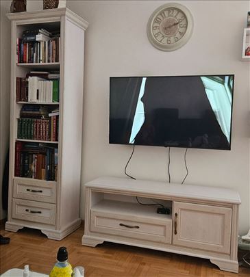 Vitrina za knjige i tv komoda.