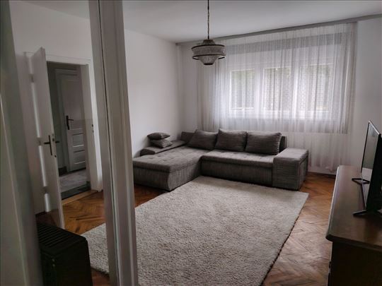Na prodaju porodična kuća u Indjiji