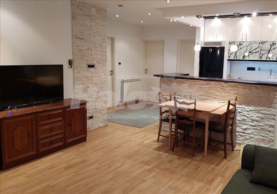 Trosoban stan sa dvorištem, renoviran 70 m2