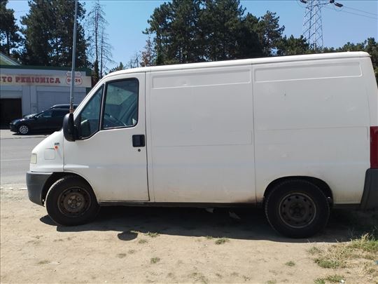Izdavanje kombi teretnog vozila i putničkog auta