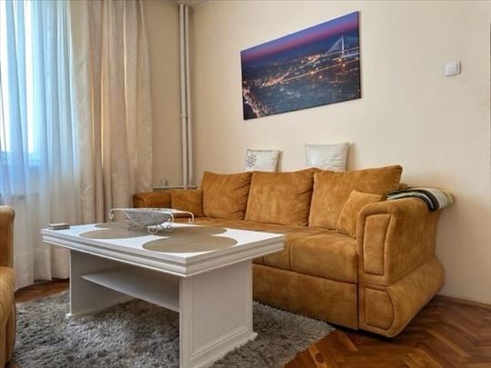 Izdaje se apartman na odličnoj lokaciji ID#2270