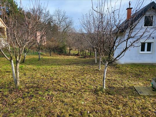 Kuća površine 36m3 i zemljište 828m2 