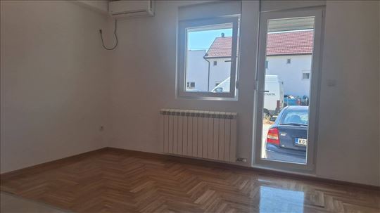 Novi Beograd garsonjera na Ledinama