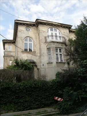 Neobična garsonjera u mirnon delu centra grada