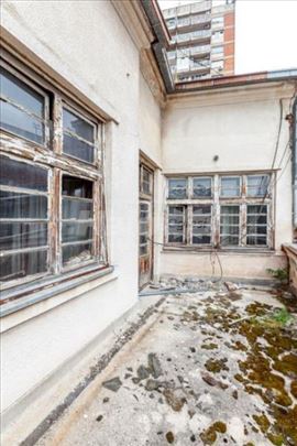 Prodajem poslovno stambeni objekat 438m2 x 2