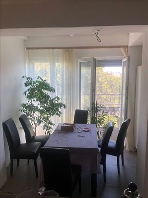 Troiposoban stan u blizini reke