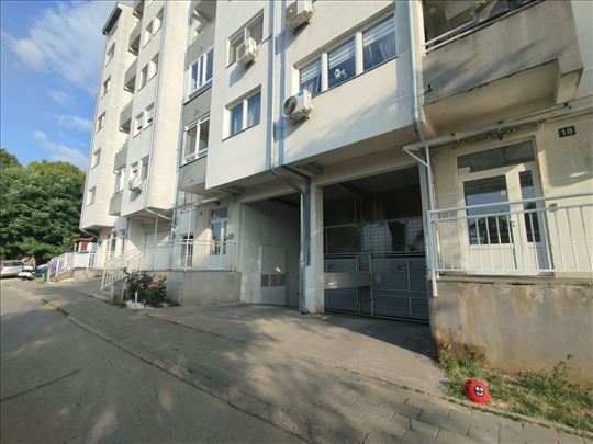 Železnik,Titova,parking mesto u zgradi,14m2