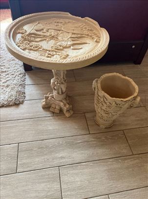 Dekorativni set s bogatim detaljima, stočić i vaza