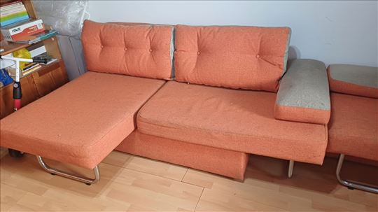 Kauc na rasklapanje i dve fotelje
