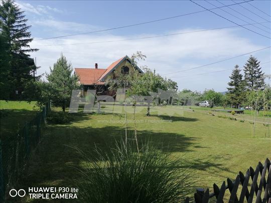 Odlična useljiva kuća 220 m2 na placu od 30 a