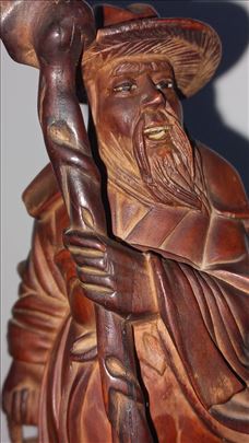 Ručno rezbarena drvena statua