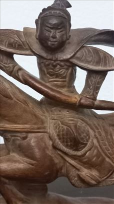 Ručno rezbarena statua jahača na konju
