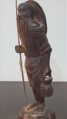 Ručno rezbarena drvena statua ribara