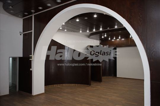 Bajina Bašta glavna ulica,3 velika izloga,ulaz sa 