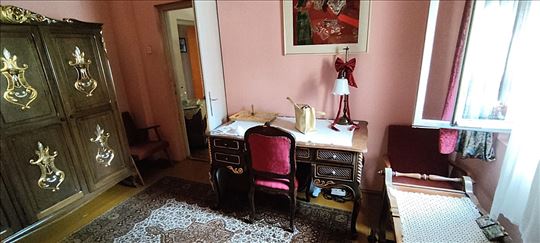 Boljevci, trosoban stan u centru sa garažom, uknj