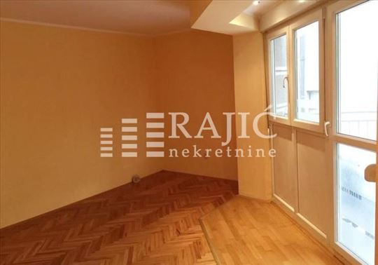Centar, Cara Uroša, 45m2, 1.5 - odlična lokacija #