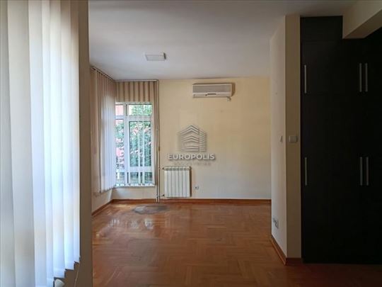 Noviji 2.0 stan sa garažom na idealnoj lokaciji ID