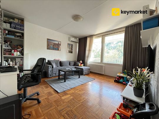 Renoviran, uknjižen stan od 71m2 