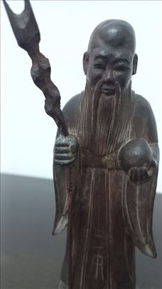 Ručno rezbarena drvena statua 