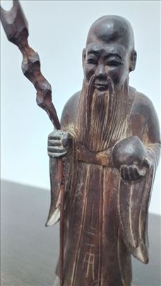 Ručno rezbarena drvena statua