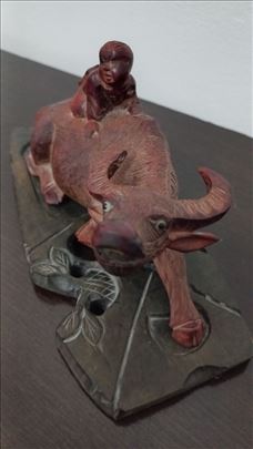 Ručno rezbarena drvena statua bika sa detetom