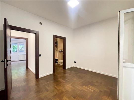 Odlična prilika, 3,0 , sa parkingom