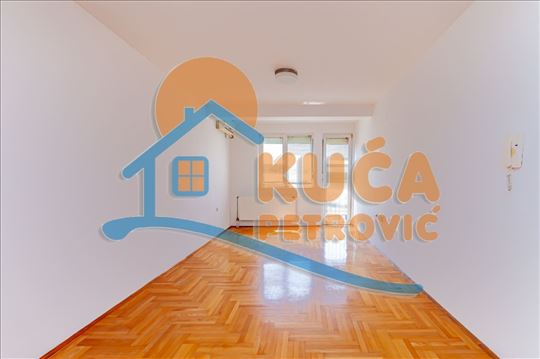 1.5, Dušanova, Crveni Pevac