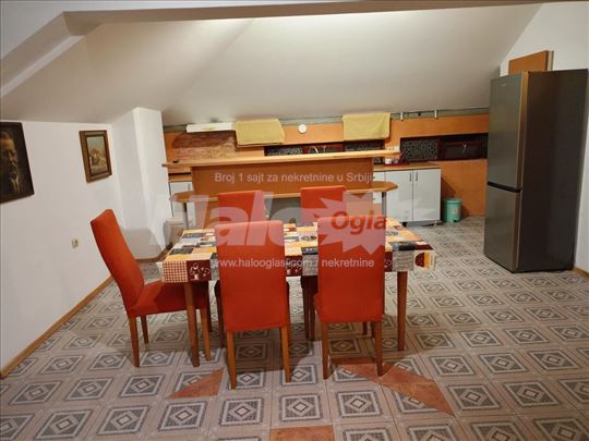 Četvorosoban stan, sprat u kući