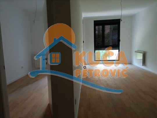 Izdaje se poslovni prostor 54m2 u blizini Doma Zdr