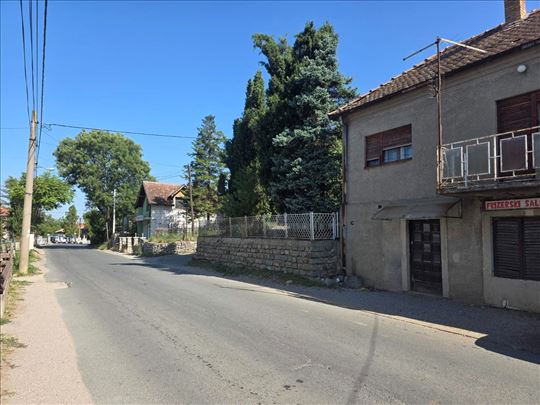 RIPANJ centar, kuća sa 2 lokala i stanom, useljivo