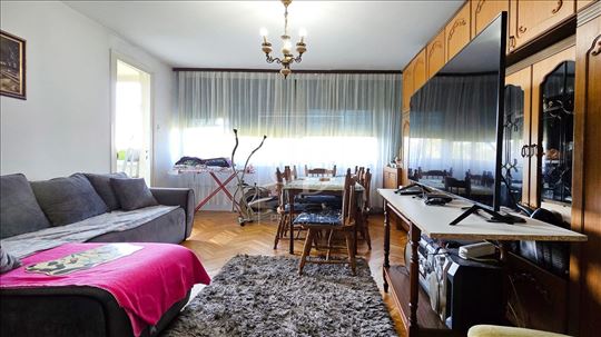 Uknjižen trosoban stan sa dve terase,Radovana Simi