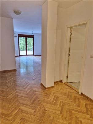 Ekskluzivno, lux 4,0stan+bašta sa garažom  614000e