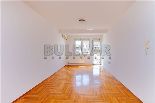 1.5, Dušanova, Crveni Pevac