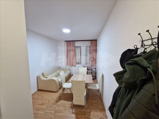 100 m od doma zdravlja i blizu medicinskog fakult.