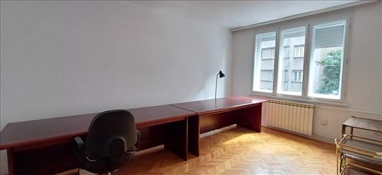 Centar, trosoban, oko 90 m2, pogodan za p.p.
