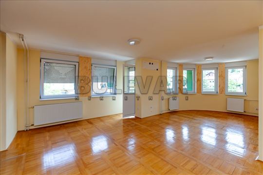 Četvorosoban prelep stan, 108m2, 4.sprat, blizu Pa