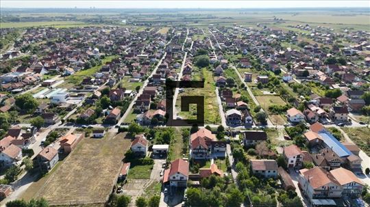 Dugacak Plac od 135ari podeljen na 4 parcele povez