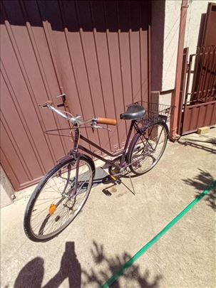 Gradski bicikl sa korpom
