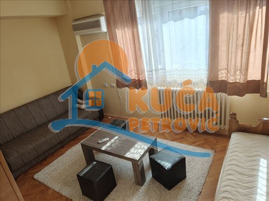Izdaje se trosoban stan u centru Niša, 65m2