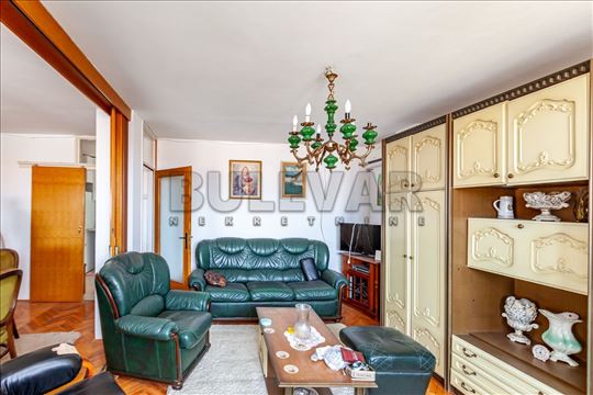 Na prodaju stan 88m2  na Vizantijskom bulevaru
