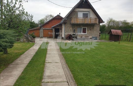 Kuća u Debrcu na glavnom putu
