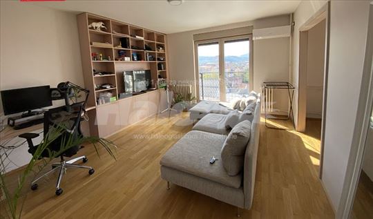 Renoviran stan sa garažom u zgradi Kula