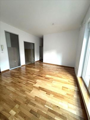 Izuzetan 3.5  renoviran stan 75m2 na Vračaru