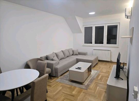Bulevar JNA, izdaje se 3.0 kompletno namešten stan